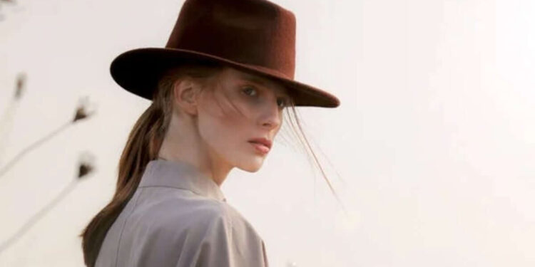 mujer con sombrero