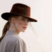 mujer con sombrero